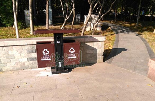 垦利城管局更换广场公园垃圾箱 营造游园新环境