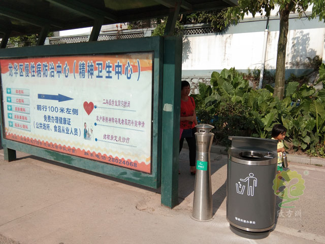 市政道路其他垃圾收集容器-其他垃圾桶户外公交站摆放实景图