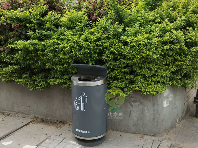 市政道路其他垃圾收集容器-其他垃圾桶户外马路摆放实景图
