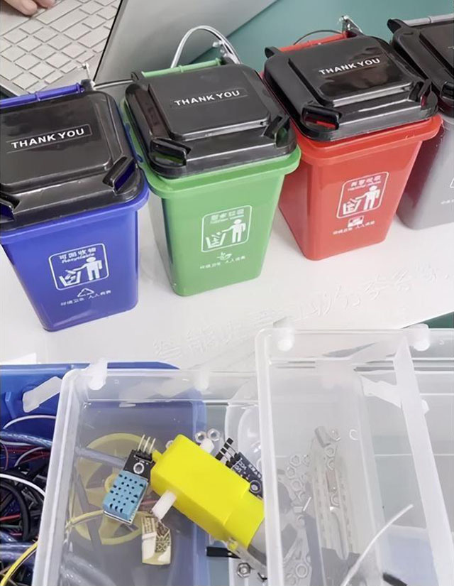 陕西学生开发分类垃圾桶语音识别对应桶盖自动打开